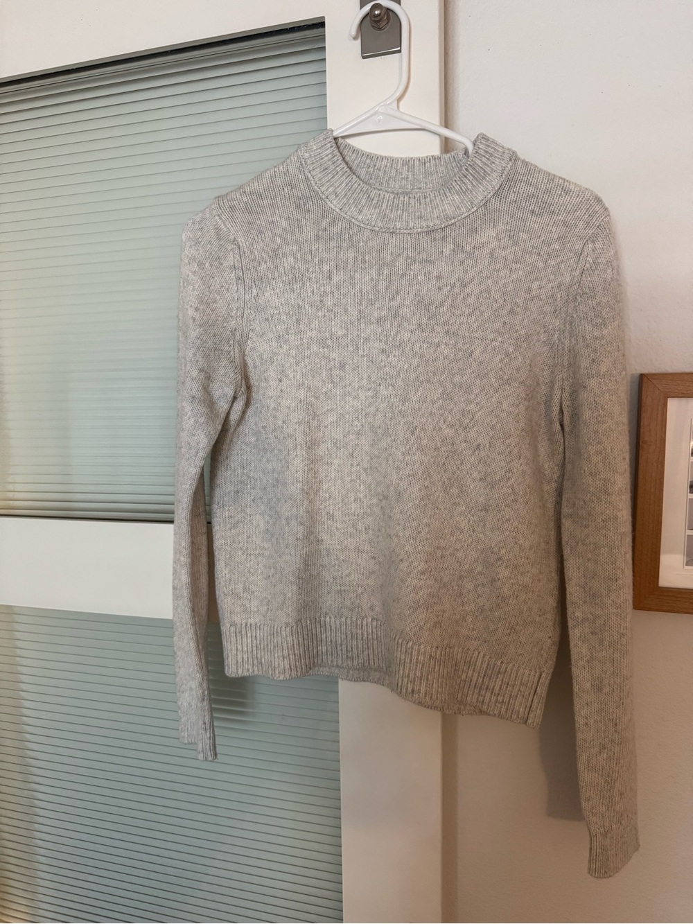 Banana Republic Classic Crewneck Women's Sweater in Light Gray